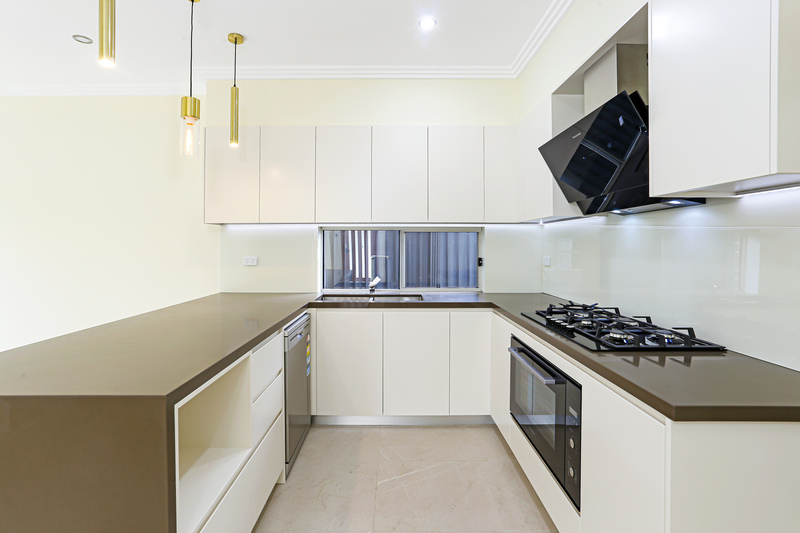 aaarapidhomesau's tweet photo. AAA Rapid Homes provides visual interest by breaking up the boxiness of a U-shaped kitchen by mixing dark and light cabinetry, mixed metals, or a combination of glossy and matte finishes.
Build your Dream Home in Australia with #AAARapidHomes.
#KitchenDesign #UshapeKitchen https://t.co/rdhm6lqrI2