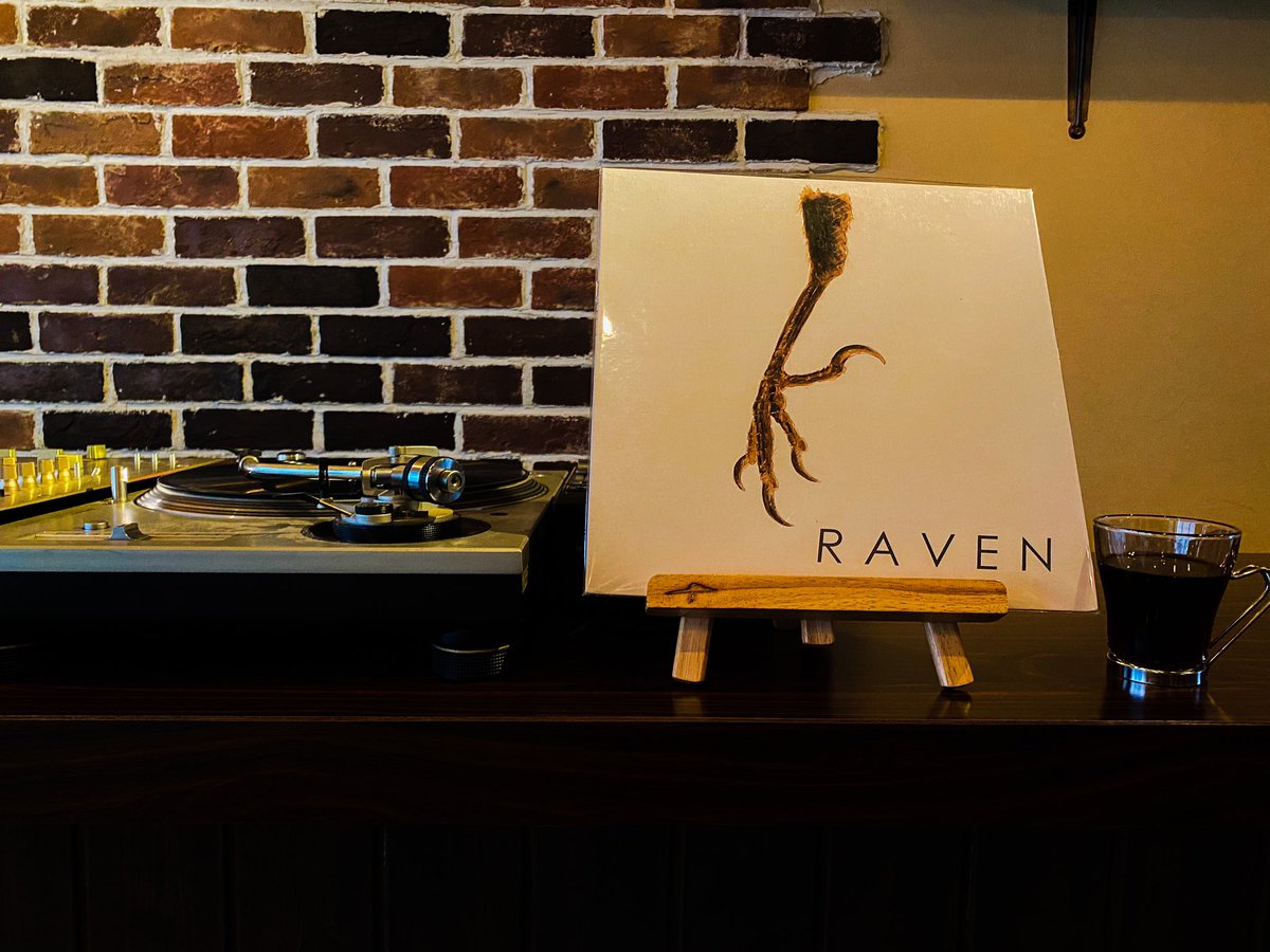 _mr_____a_'s tweet photo. 18th Mar 2022
間借りcoffee bar OPENしました。

今日はまずこのレコードから。
RAVEN/限りなく赤に近い黒

照井さん、チバさん、中村達也さんと豪華メンツで奏でられたアルバム。

冬に逆戻りな今日ですが、よろしくお願いします。

#RAVEN #限りなく赤に近い黒 #照井利幸 #チバユウスケ #中村達也 https://t.co/K5dSueqjhZ