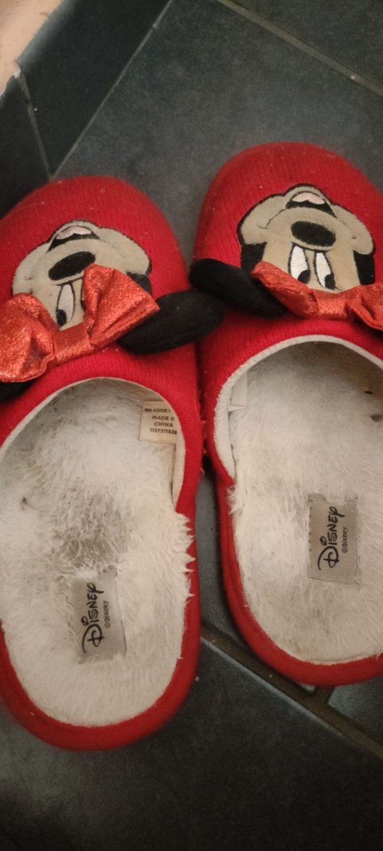 ArtemideDea's tweet photo. Pantofole odorose..chi se le aggiudicherà? A partire da 20 euro
Parte l'asta https://t.co/gblTNuttX2
