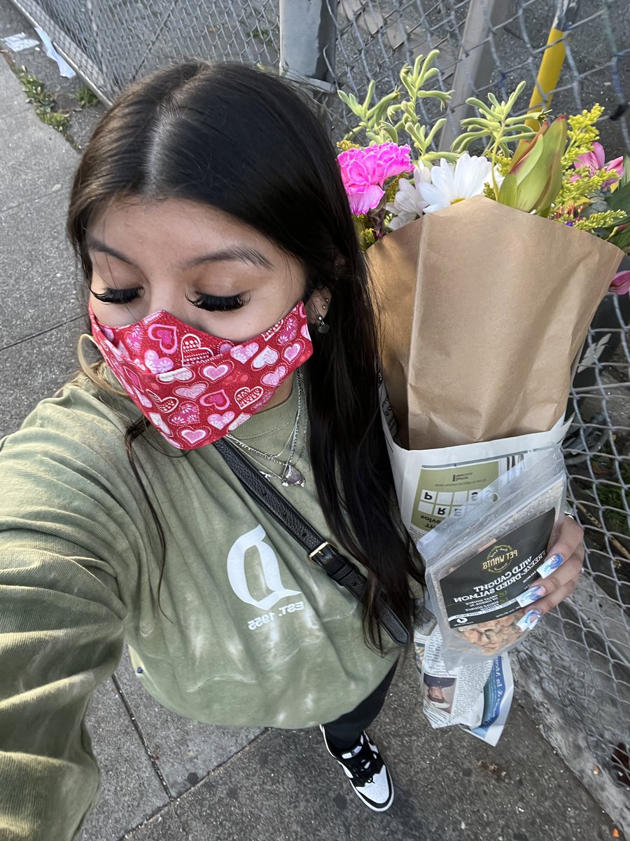 veethers's tweet photo. Here’s me with my flowers and my cat treats that I got at the farmers market today. Goodnight 💞. https://t.co/KXZVy4iNNa