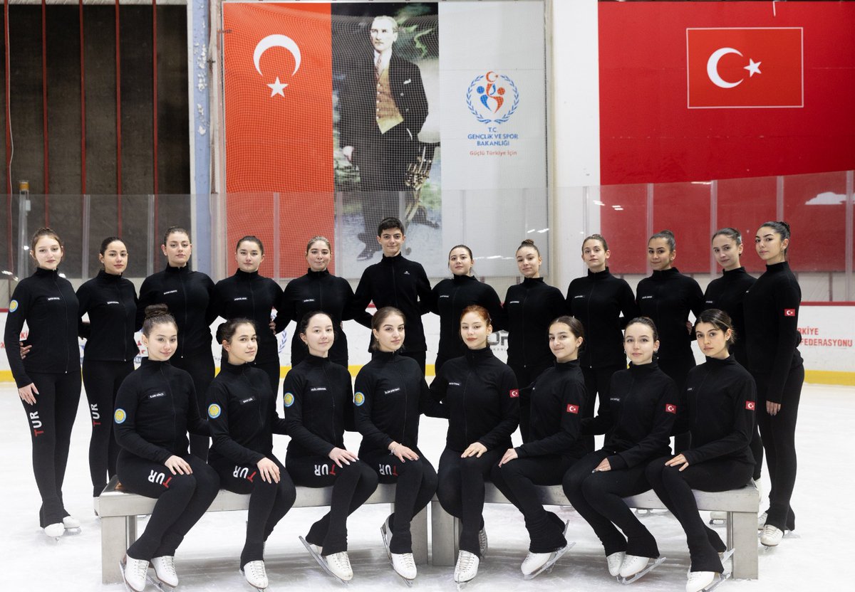 buzpateniTR's tweet photo. Avusturya'nın Innsbruck şehrinde düzenlenen Senkronize Buz Pateni Dünya Gençler Şampiyonası'nda ülkemizi temsil edecek olan Team Golden Roses takımı bugün TSİ 19:06'da Kısa Program performanslarını sergileyeceklerdir.
Takımımıza başarılar dileriz. https://t.co/DwUzCyA5hG