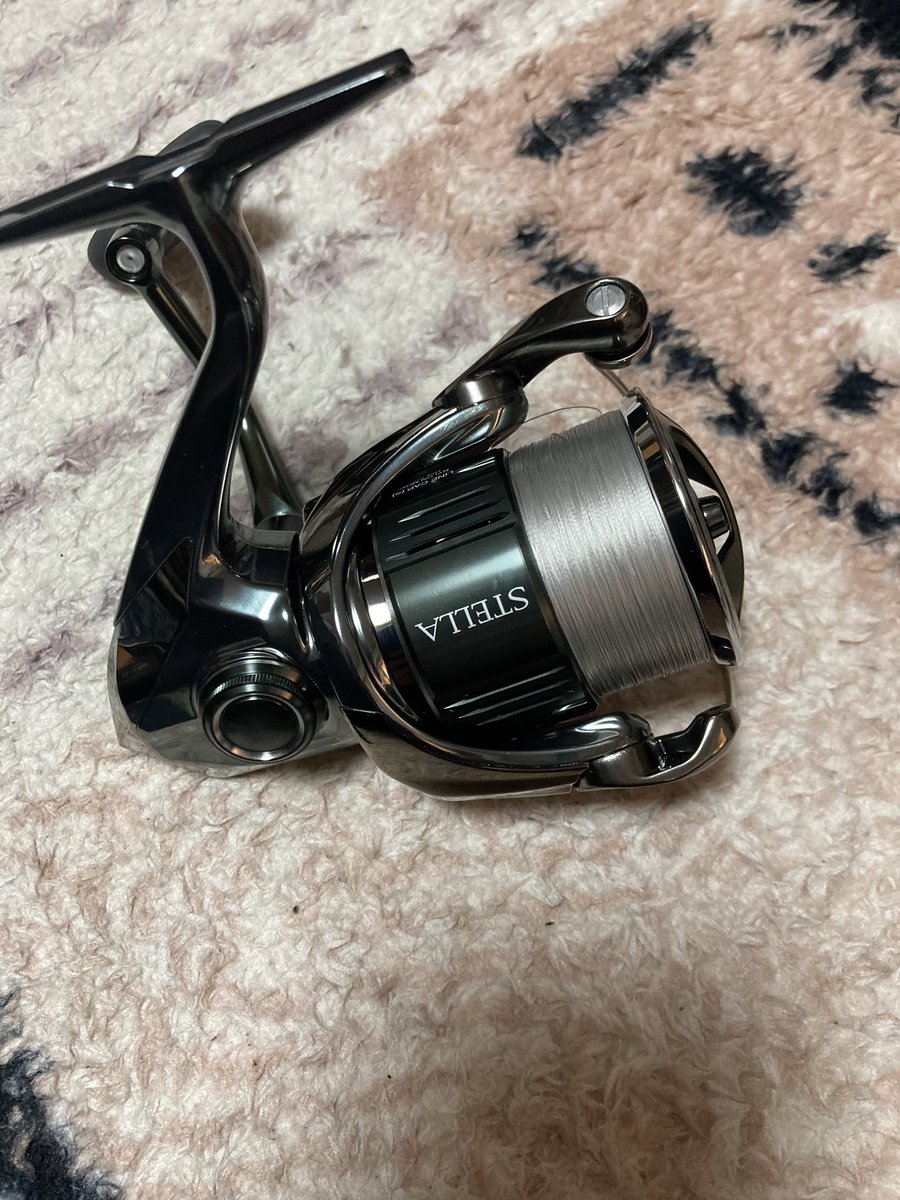 KAGELOU4's tweet photo. 行きつけの釣り具屋さんに２１エクスセンスを見にいっただけなのに・・・

入荷したての22ステラ触ってみる？

滑らかさがエクスセンスの比じゃない‼️

ラインサービスしてくれたら買うよ！
そんなこんで予算オーバー(>_<)

ちなみにエクスセンス交渉時
ラインサービス無理って言われた(^^;; https://t.co/DoXUKKl2t1