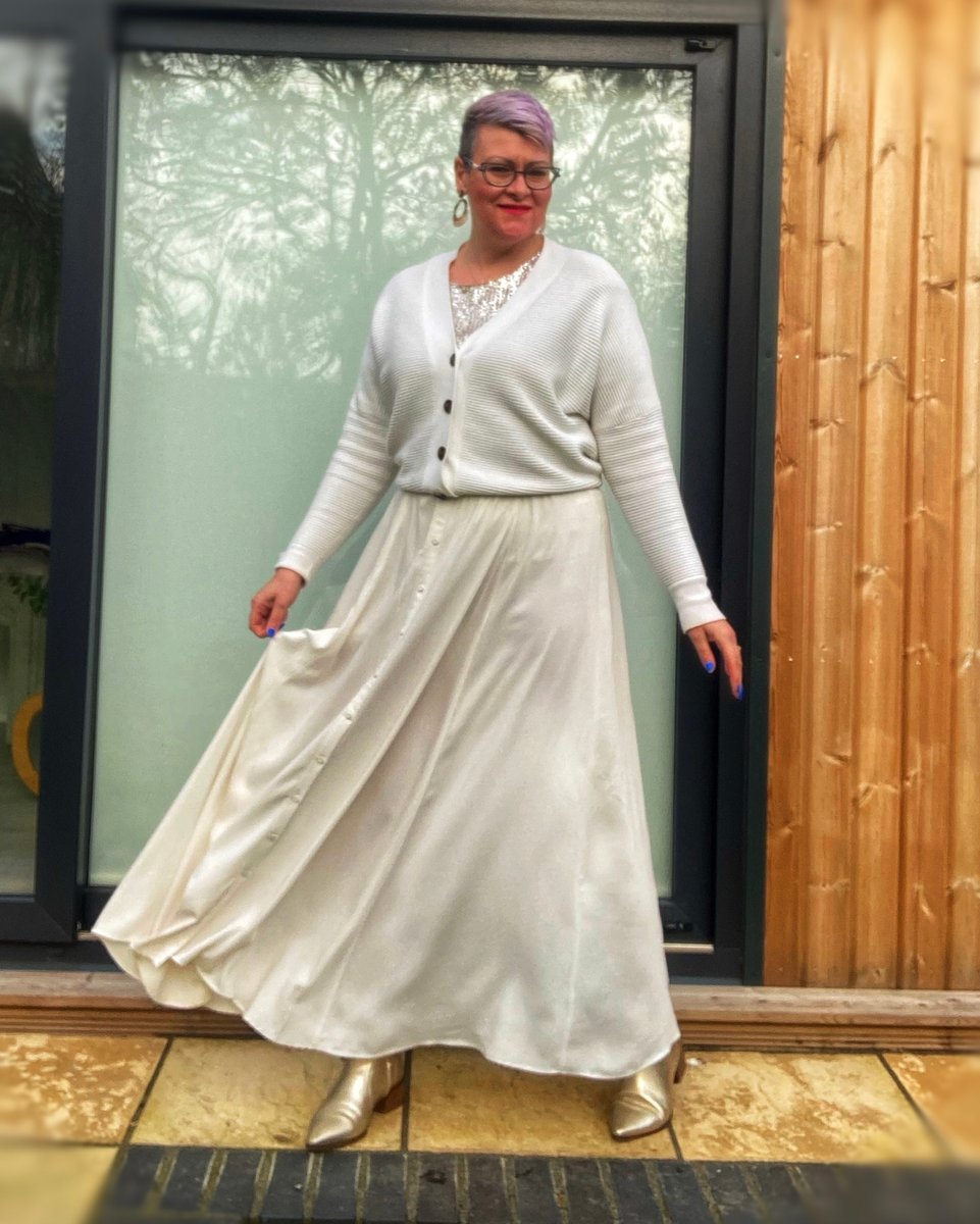 storieswclothes's tweet photo. Swishing into Friday!!

Began the week on a low feeling sorry for myself with Covid and having had to re-arrange, postpone or move online all my bookings for the last two weeks and ended on a total HIGH!!! 💥💥💥

I’ve waved goodbye to Covid woop woop, taught online @lond https://t.co/tQKrbE1MtW