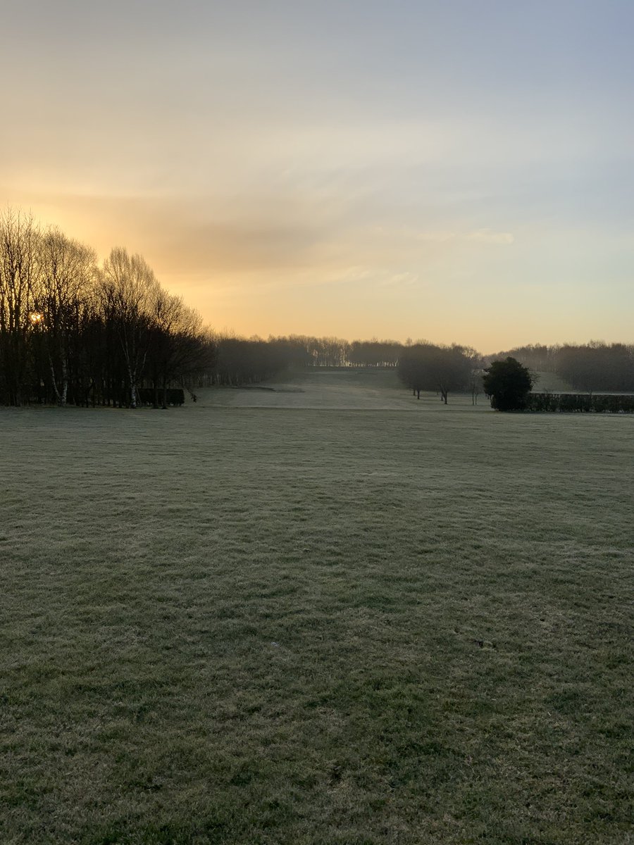 barryrobbo's tweet photo. Daybreak @RomanbyGolf
Mr 🌞 will soon burn this light frost off
18 holes 🏌🏻♂️🏌🏻♂️, quick 🚿🚿 then down to GL for food before an afternoon watching #chelts 🍺🍺🐎🐎 https://t.co/INa2GfHmUN