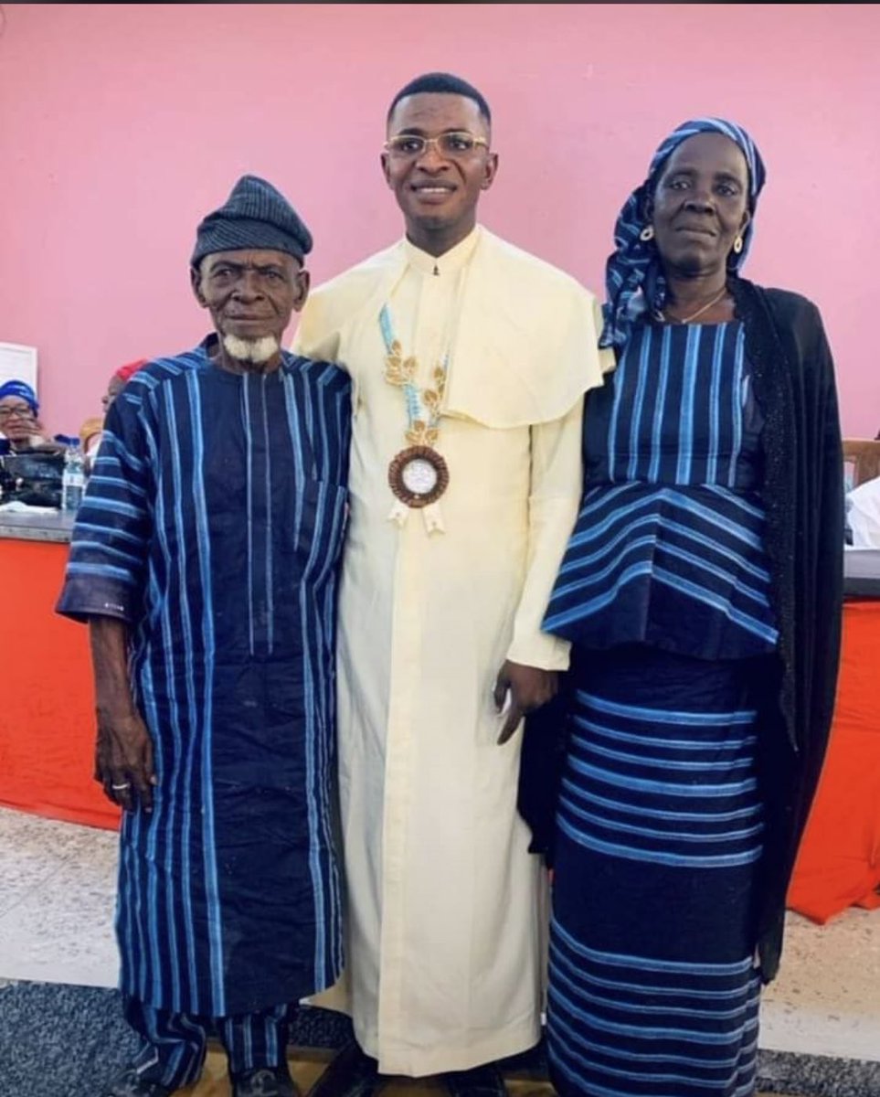 UtaziJay's tweet photo. Here’s a newly ordained CATHOLIC PRIEST, Rev. Fr. Moses Ibn Idris flanked by his MUSLIM parents.

Life no suppose hard. Na we dey make am hard by ourselves🙂

Make of this what you will. https://t.co/c6NffY5rO9