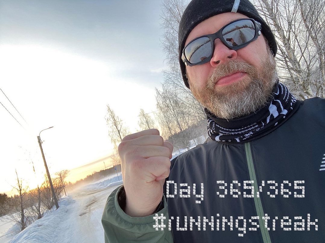 harmageddon10's tweet photo. Pari päivää sitten tuli täyteen #runningstreak365 Välillä ollut aika tuskasta, mutta pääasiassa ihan siistiä (ekan sadan päivän jälkeen). Viime aikoina melkeen vois puhua juoksuaddiktiosta, kun aamulla nousee ylös nii roppa huutaa juoksemaan 😀 2233,7km https://t.co/WDGAXm6vha