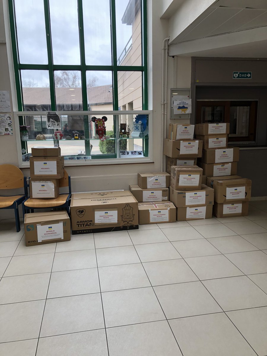 Collecte en faveur des ukrainiens: l’ensemble de la communauté éducative du collège Émile Zola s’est mobilisée et a récolté 25 cartons de dons en faveur du peuple Ukrainien. Merci à tous pour cette générosité citoyenne