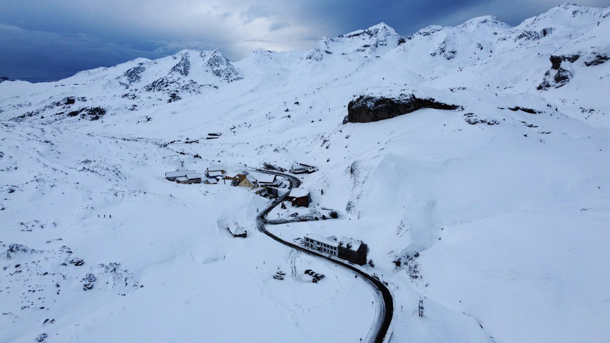 Le col du Pourtalet vu du ciel samedi dernier 😎. Ambiance hivernale ⛷❄️. Pour nous trouver, c’est toujours le premier bâtiment sur la droite en venant de France. Merci à Loris pour la photo 😉