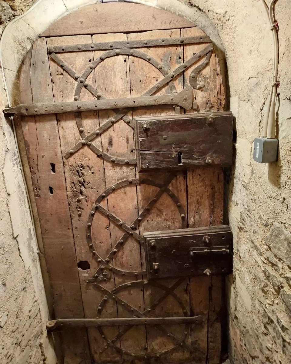 Hidden from public view is this very special door. It is probably the second oldest door in Britain.  Tree ring dating shows the tree was cut down in 1080 making it close to 950 years old. How amazing is that?!
📷 daily_spires