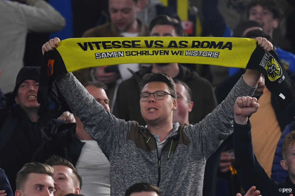 MijnVitesse's tweet photo. Met opgeheven hoofd! 💛🖤

#Vitesse #romVIT #UECL https://t.co/uC2obBdXeW