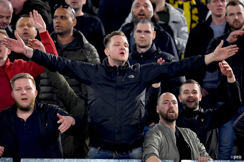 MijnVitesse's tweet photo. Met opgeheven hoofd! 💛🖤

#Vitesse #romVIT #UECL https://t.co/uC2obBdXeW