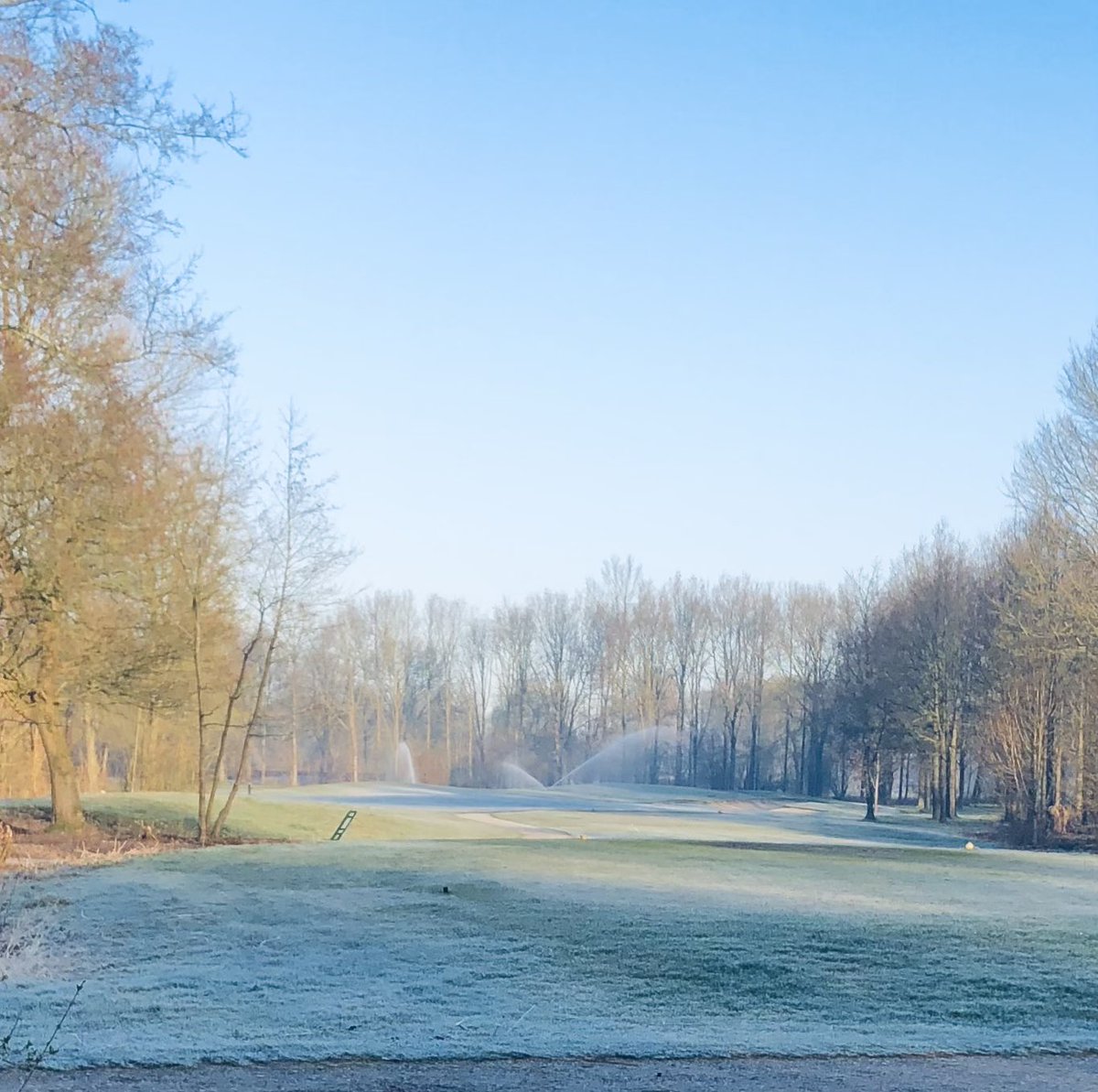 #bizar oorlog inde #Oekraïne en op de golfbaan van #Zeewolde wordt om 7u in de ochtend het gras gesproeid (bij vrieskou)