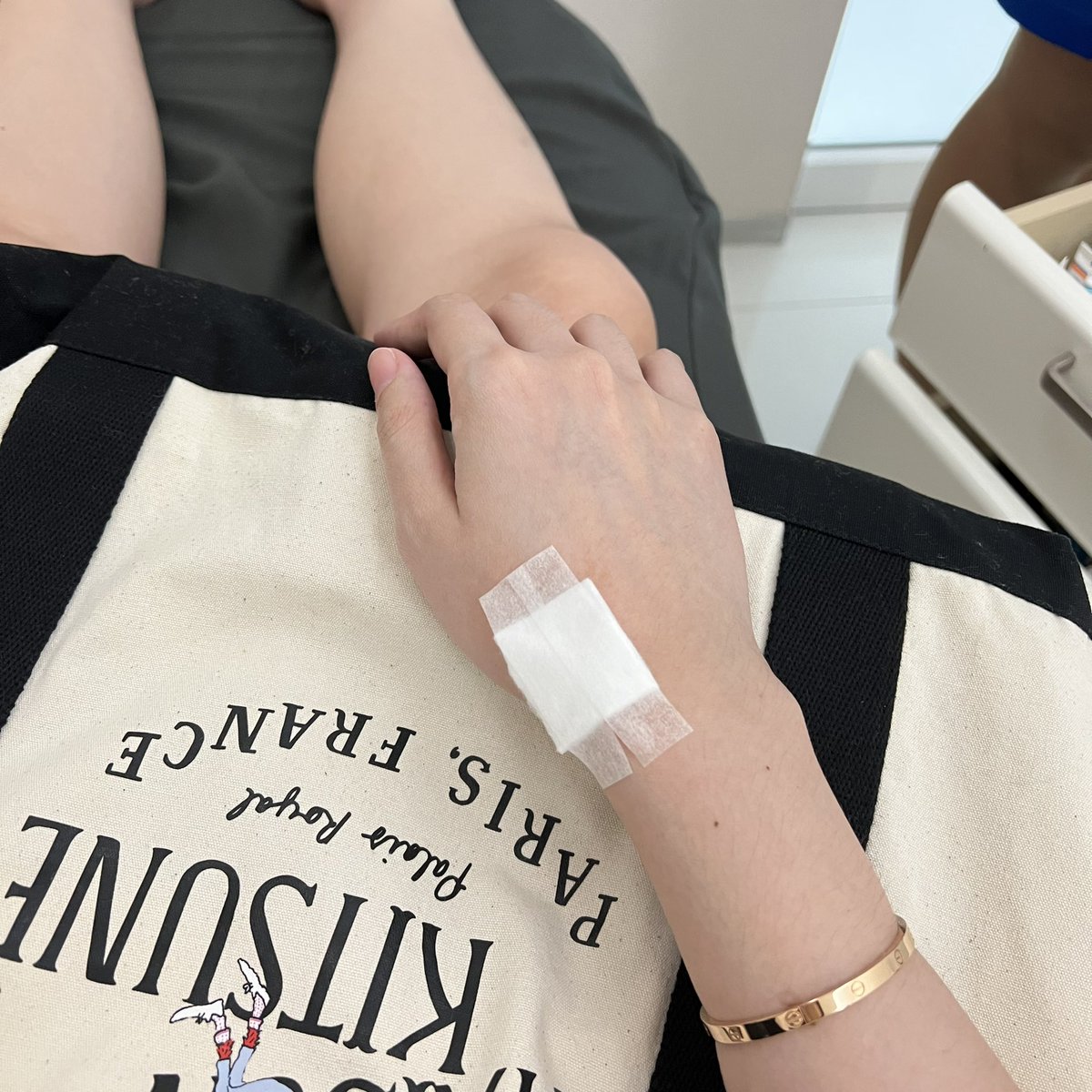 kkhwan's tweet photo. มาเล่าเรื่องไปฉีดคีลอยด์ให้ฟัง ใครไม่เคยเป็นคือโชคดีมาก🥲
- เกิดจากแผลลึก ที่มือ จนเวลาผ่านไปเป็นแผลเป็นนูนขึ้นมา (กรรมพันธุ์บ้านเราเป็นกัน) 
- เราปล่อยมันมาหลายปี 7-8 ปีมั้ง เพราะคิดว่าช่างมันเหอะ ไม่ได้ส่งผลอะไร ไม่แคร์เท่าไหร่ แต่สิ่งที่รบกวนใจคือมันเจ็บ https://t.co/YUdl17Xqyg