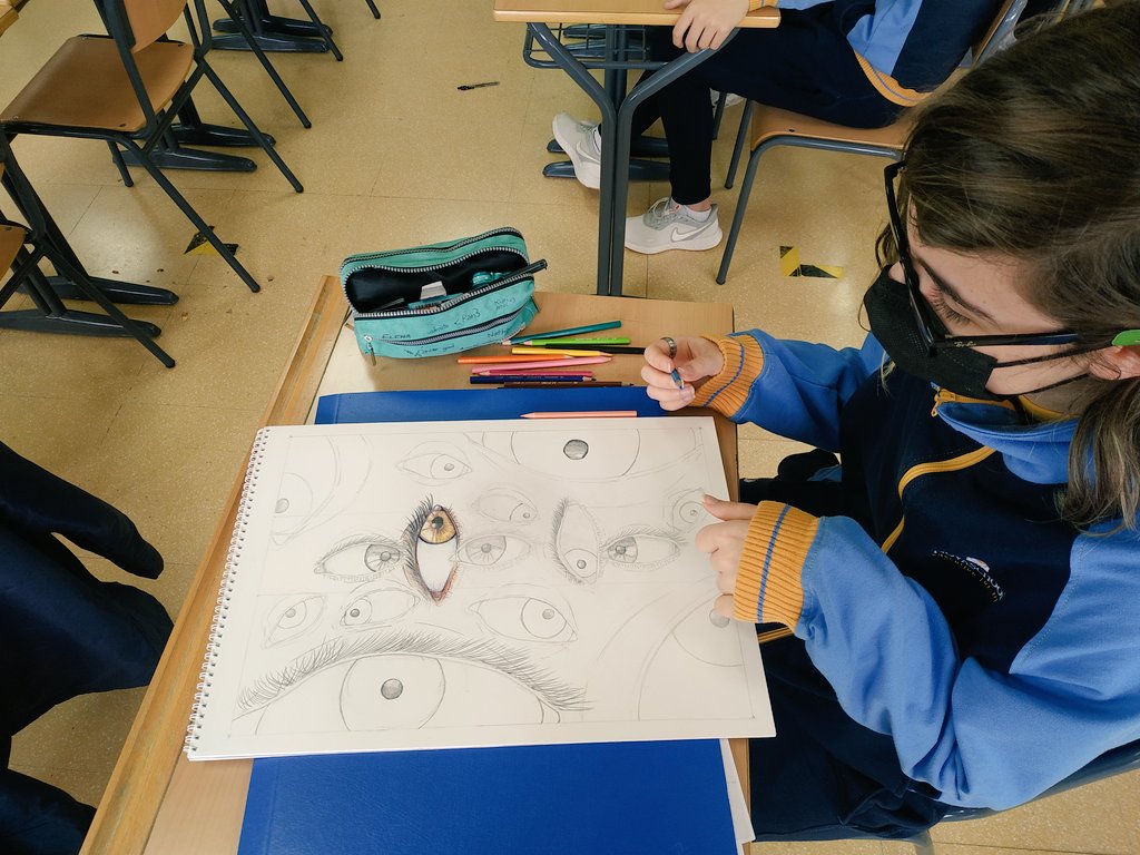 Honojusmun's tweet photo. No sólo somos un #colegio somos grandes #artistas.En @Novaschool_es #MedinaElvira fomentamos la #CREATIVIDAD, hoy nuestra alumna trabaja una composición de ojos. Estudios #anatomicos. Pronto os enseñaremos el final.....
#educationforlife #arte #dibujos https://t.co/uaxzL3e5hC
