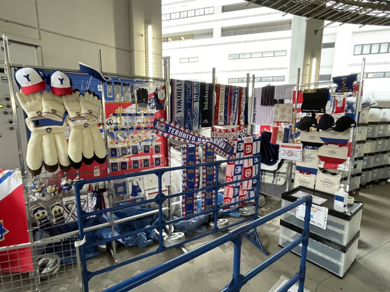 横浜ｆ マリノス オフィシャルグッズショップ トリコロールワン 公式 3 18サガン鳥栖戦 ニッパツ三ツ沢球技場13ゲート付近にてグッズ売店を出店します 新商品はもちろん 雨対策にポンチョも販売しますよおおお ドリップコーヒー クッキーも12