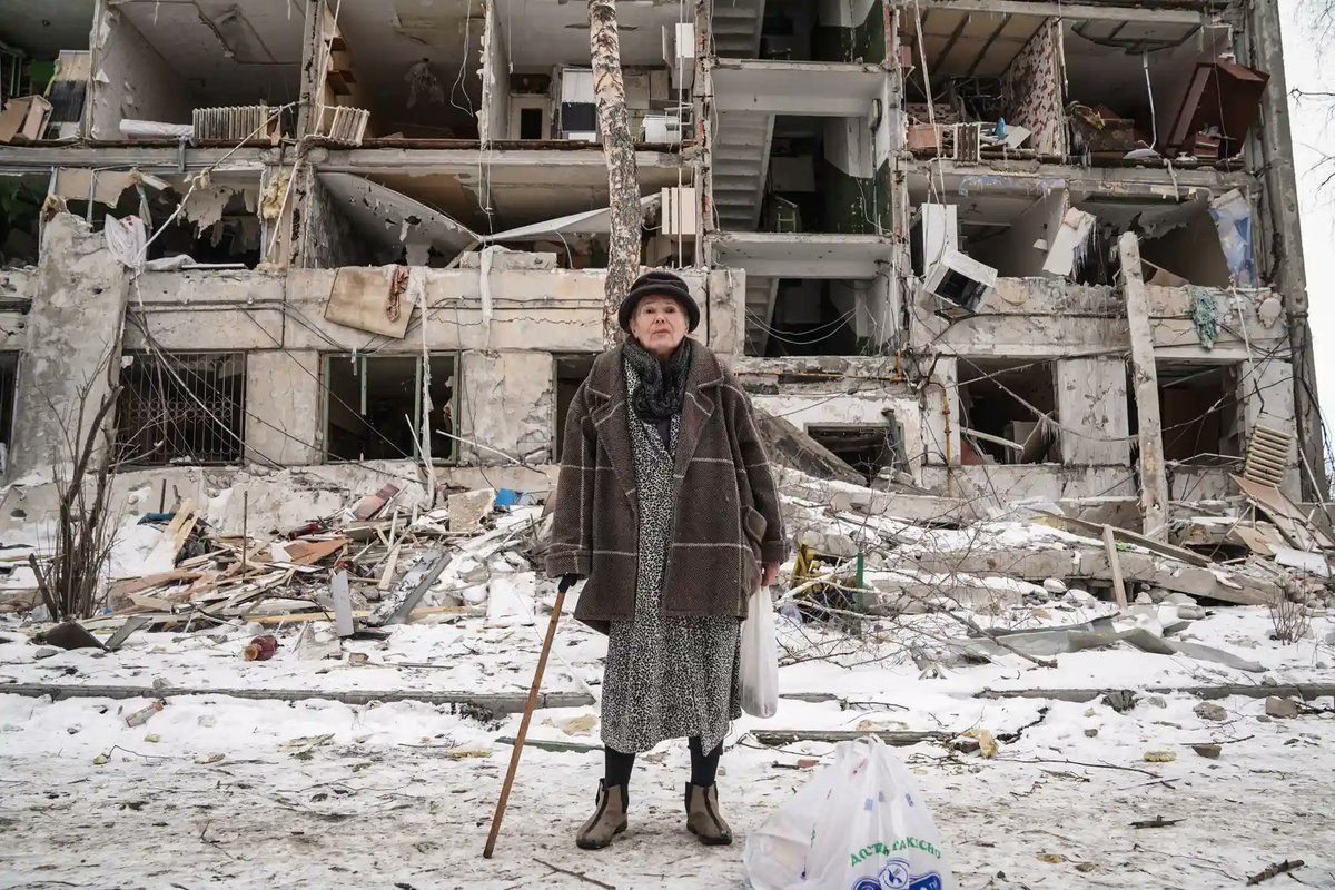 pmarsupia's tweet photo. Larysa Oleksandrivna (75 años) frente al edificio en el que vivía.

Esta foto de Andrii Bashtovyi refleja una actitud que se percibe por Ucrania. Algo así como:

"Puede q destruyan nuestras casas, pero vamos a resistir. Ya las reconstruiremos después" https://t.co/YaclpXT49p https://t.co/Ah2NPhRQBi