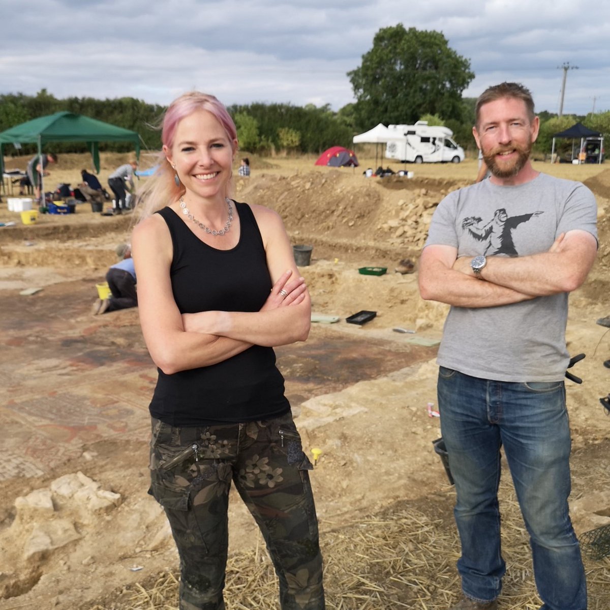 Pleasure to interview @Mosaic_Jim #RutlandRomanVilla for @history_girls. We discuss the story behind the headlines, Homer, a serendipitous swarm of bees & the thrill of starring in #DiggingforBritain with @theAliceRoberts🚜🏺 #ClassicsTwitter #RomanBritain the-history-girls.blogspot.com/2022/03/rutlan…