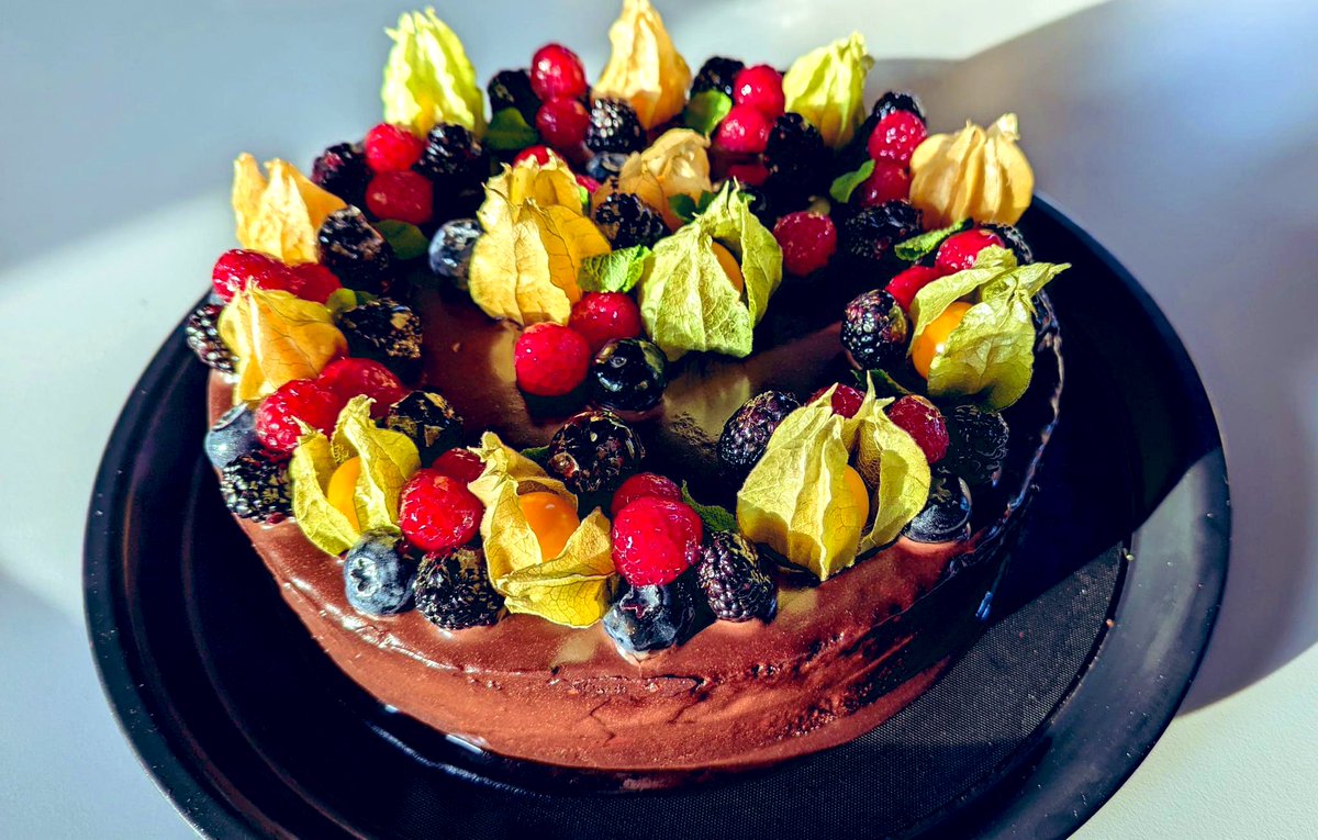 Heute ist in der Schule Kuchenbasar "Spenden für die Ukraine". Unser Beitrag ist ein Kuchen von Lena. Sie hat in der Ukraine einen YouTube-Kanal mit Ihren Torten. Jetzt wohnt sie bei uns im Gemeinschaftsraum und ist glücklich, dass sie etwas zurück geben konnte.  ❤️