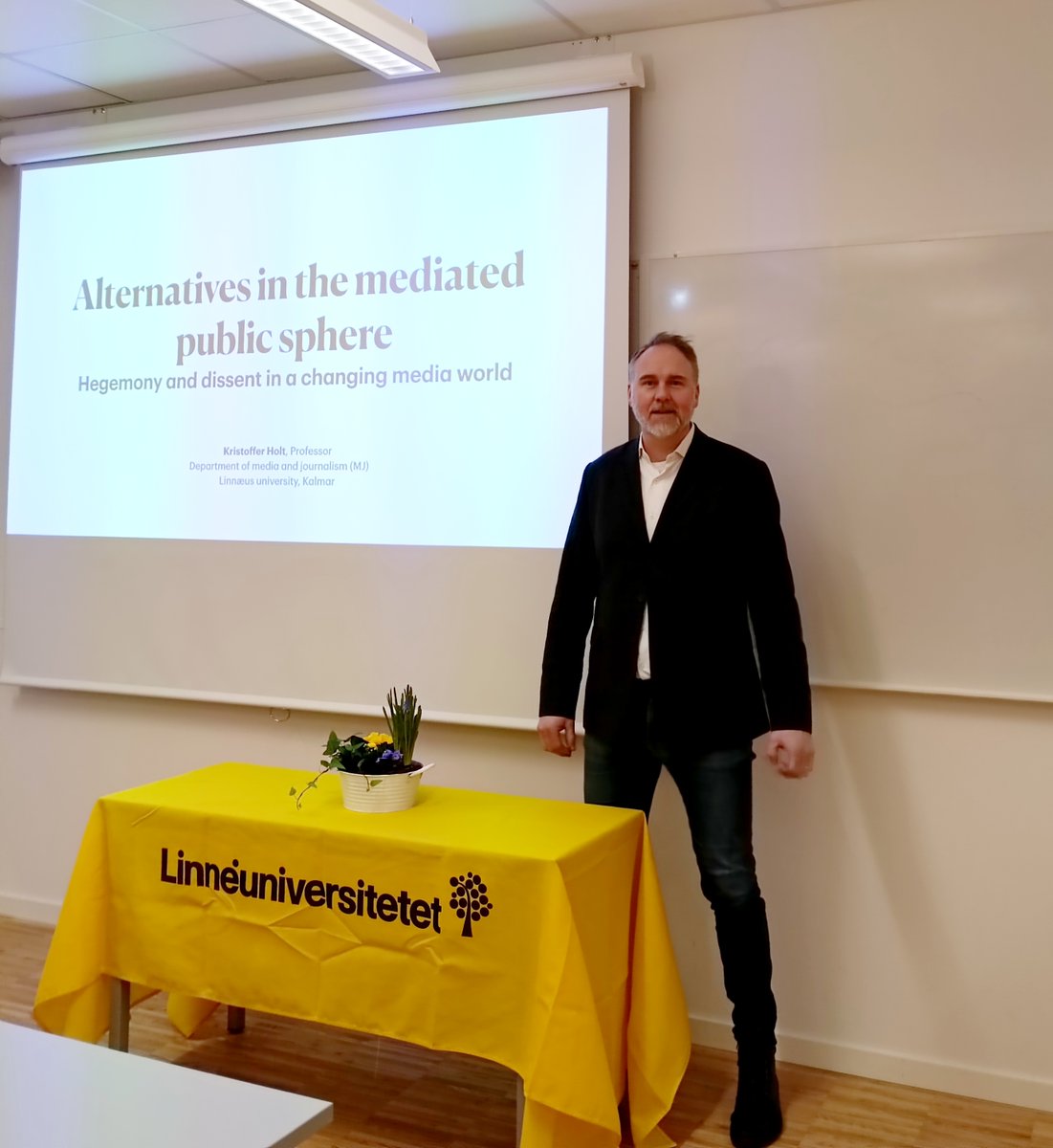 MJLNU's tweet photo. Professor @KristofferHolt gives his installation lecture on "Alternatives in the mediated public sphere: Hegemony and dissent in a changing media world." #LNU #MJLNU #Mediaandjournalism #Media #Journalism #Research https://t.co/jZHrdoC81t