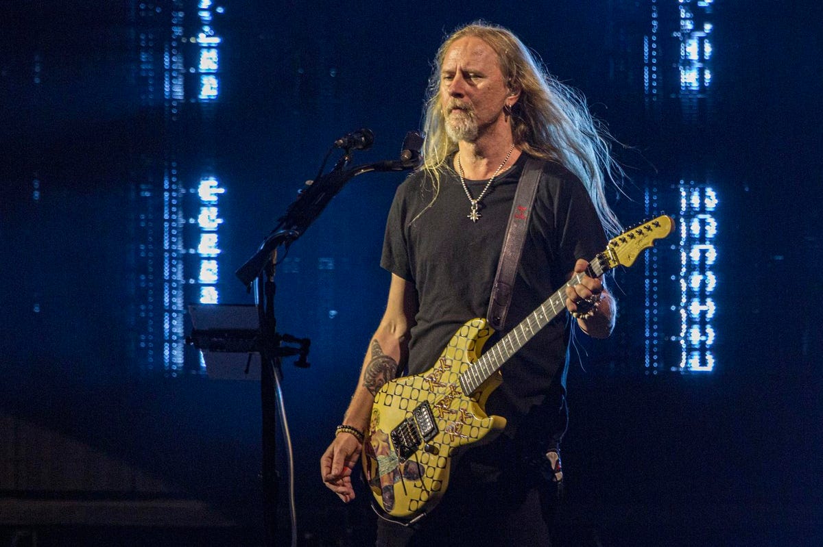TheDuckLR's tweet photo. Happy 56th Birthday to the legendary #AliceInChains guitarist, singer-songwriter and solo artist #JerryCantrell 🎉
#ManInTheBox #ThemBones #DownInAHole #Rooster #Would
#NoExcuses #HeavenBesideYou #BlackGivesWayToBlue #Stone #RainierFog https://t.co/vZN9ihFu4Y
