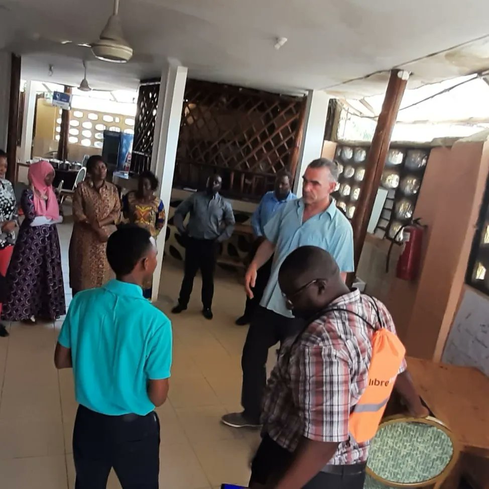 FoundationLibre's tweet image. &apos;Behind the scènes&apos; in Tanzania. Trainer @ivospanjersberg in actie met de deelnemers. Toppers! 💪🧡
#Librefoundation #Trainingen #Teamwork #Learninganddevelopment #HR #Training #Opleidingen #Coaching #Foundation #Socialeonderneming #Vrijwilligerswerk #Workshops #Trainers