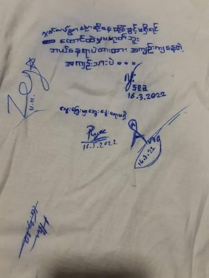2021Revtweets's tweet photo. Political prisoners who are being jailed at the #Insein prison gathered and held a mass signing strike for upcoming revolutionary day, March 27.
#2022Mar18Coup 
#WhatsHappeningInMyanmar https://t.co/J7XebSDK2I