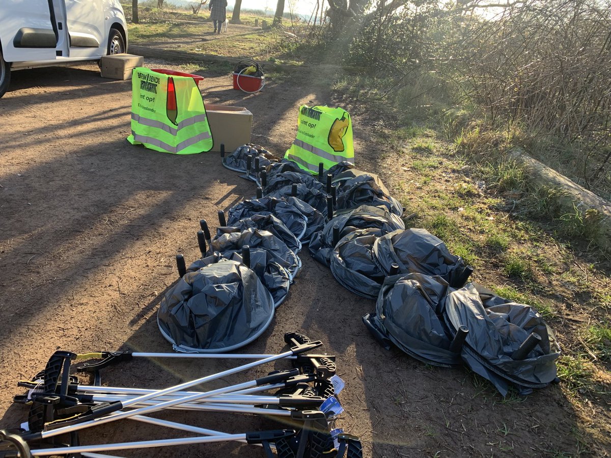 Bermbende's tweet photo. De Bermbende is vandaag in Bussum. Alles ligt gereed om hier de rotzooi op te ruimen. Het is heerlijk weer. https://t.co/cwPMy2HJgH