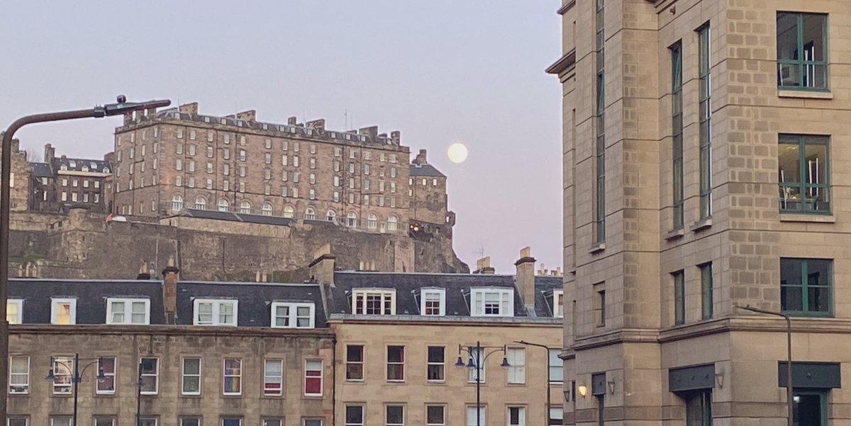 MircoBrondolin's tweet photo. It seems the sun, but that’s the moon https://t.co/0MydHx3gE0