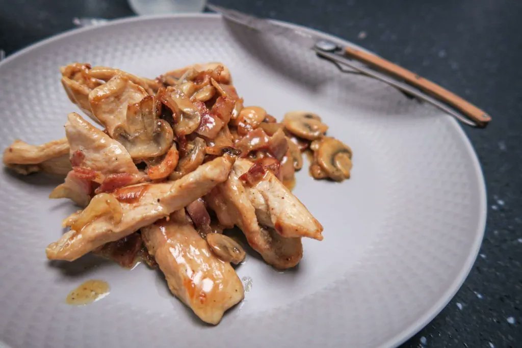 SophieGironi's tweet photo. 🍽 La P’tite Recette du vendredi : Poulet à la Crème et poitrine fumée
A retrouver sur mon blog
👉 https://t.co/Qgmoizm4kJ
#keto #lowcarb #cetogene https://t.co/ADjFjQ8aQw