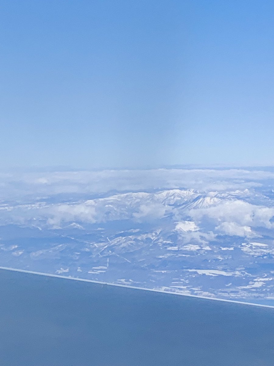 Toshipilol's tweet photo. 2ヶ月ぶりの北海道。私は極度の飛行機恐怖症なのでガチガチ。でも今日の北海道はとっても綺麗に見えました。怖さも忘れてパシャリ。支笏湖がよく見えました。自然の癒しの力ってすごい！ https://t.co/rXy5E5p4Ex