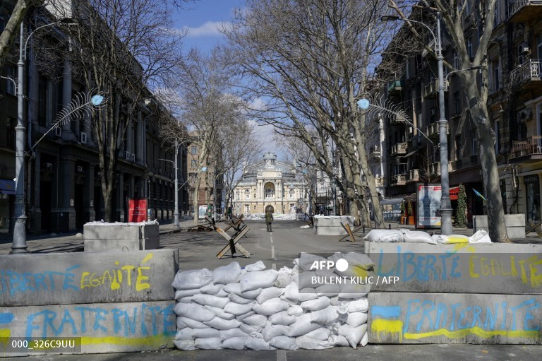 AFPphoto's tweet photo. #Ukraine - Odessa, 'pearl of Black Sea', clings to peace, readies for war. 
📸 @Kilicbil #AFP https://t.co/cYXYI3m9o2
