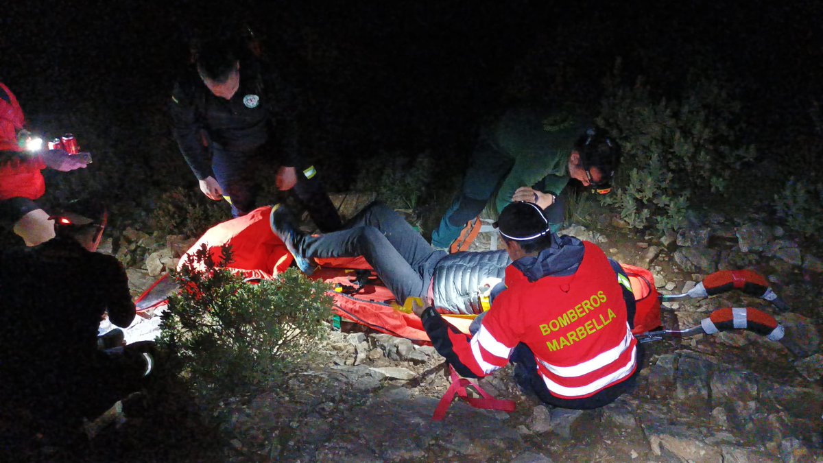 RicardoBonela's tweet photo. #Rescate nocturno de dos senderistas, uno con fuerte esguince en la zona de la Concha #Ojén. Colaboración perfecta de #Bomberos #Marbella y ereim Álora para el traslado en camilla Kong https://t.co/LhX0X6XUcr