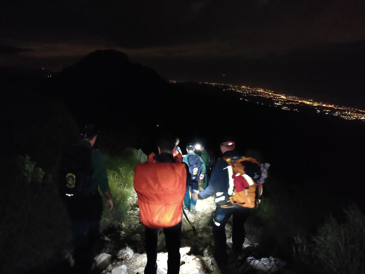 RicardoBonela's tweet photo. #Rescate nocturno de dos senderistas, uno con fuerte esguince en la zona de la Concha #Ojén. Colaboración perfecta de #Bomberos #Marbella y ereim Álora para el traslado en camilla Kong https://t.co/LhX0X6XUcr