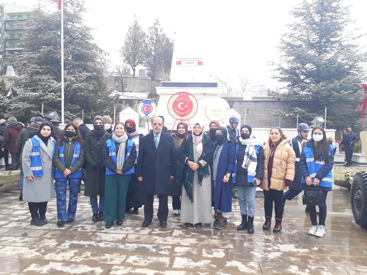 NigdeKYGM's tweet photo. Ey Şehid oğlu Şehid isteme benden makber, sana ağuşunu açmış duruyor peygamber♥️

📍Fadimana Halisdemir Yurdu Öğrencilerimiz

Niğde şehitliğimizi İl Müftümüz ile ziyaret edip dua ettiler 🤲

#18MartÇanakkaleZaferi https://t.co/Y0eeolaUOn