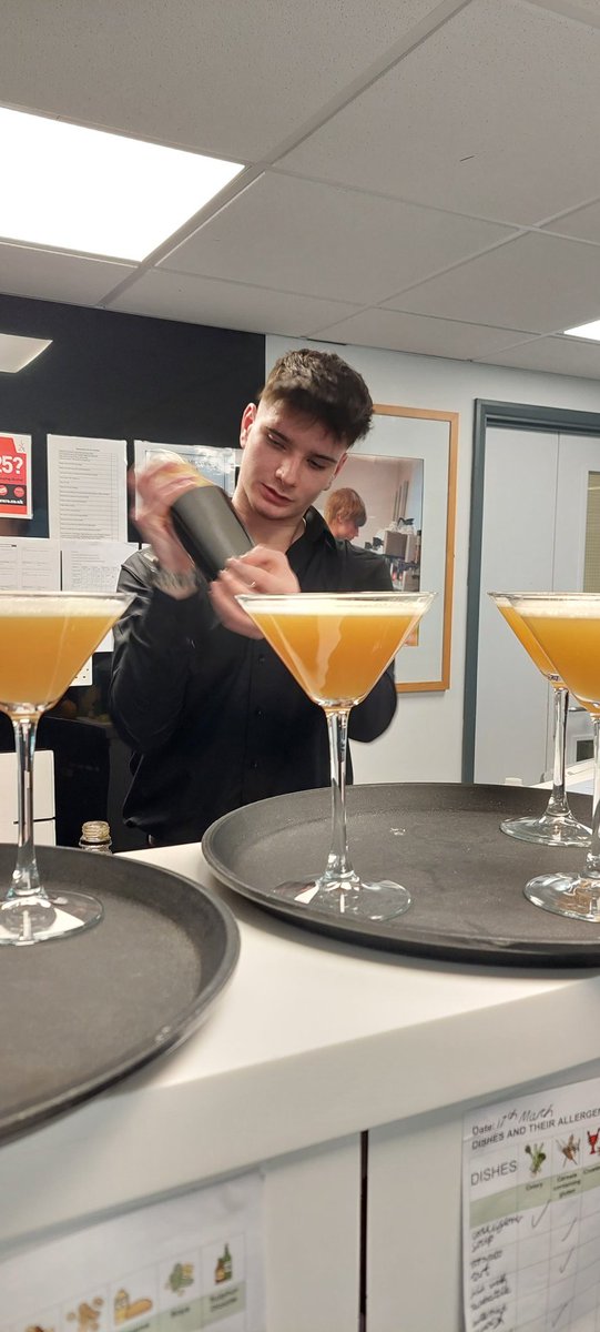 DonnaRyanNHC's tweet photo. Was great to see the catering students @N_HertsCollege celebrating St Patrick's day last night #guinesswasflowing #deliciousfoodandcocktails #greatcommunityspirit @sdunlop @AGascoigne77 well done π to you all https://t.co/6cdVX0mqa5