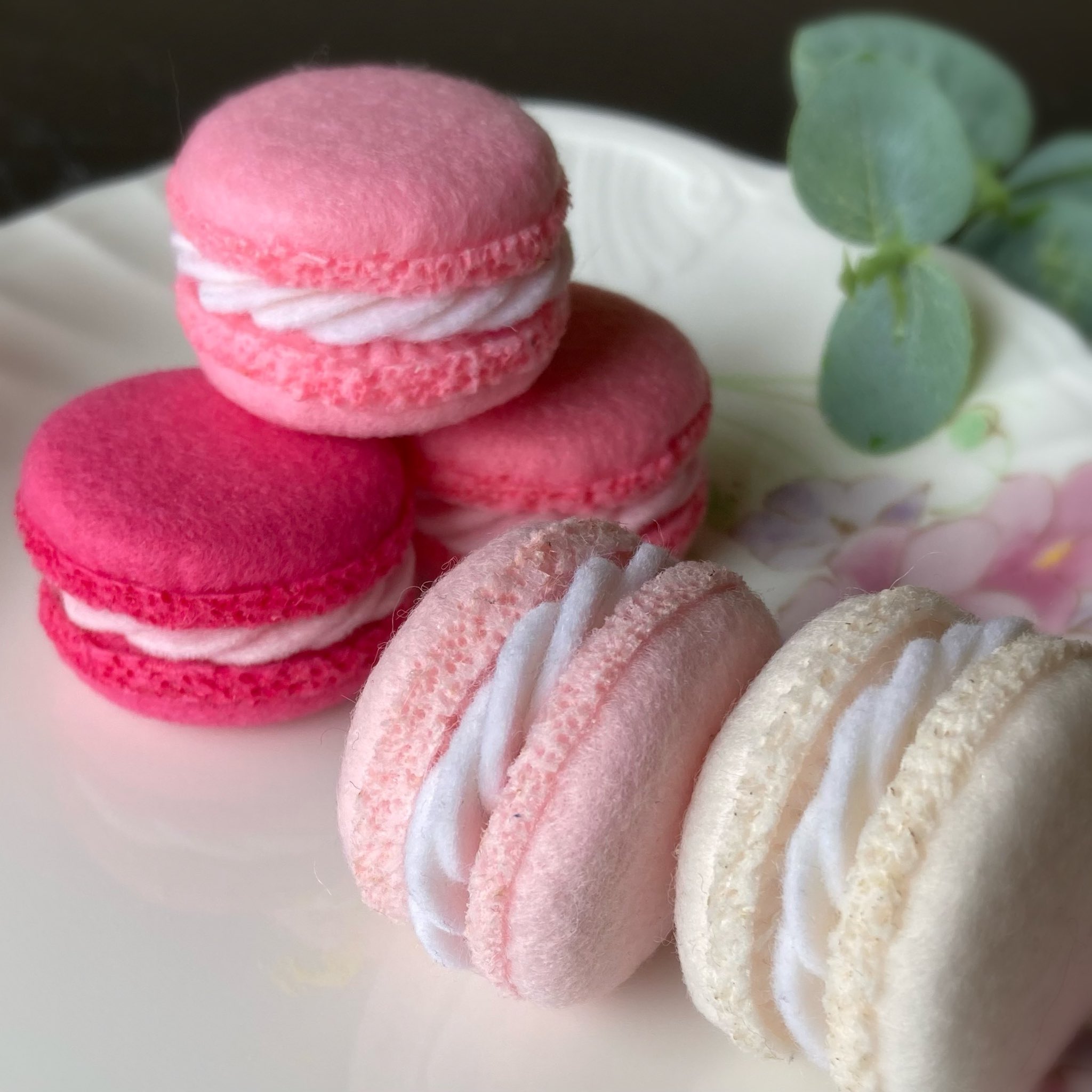 Fukudon 見た人も無言でピンクの何かをあげる フェルト マカロン クリームサンド T Co Irl9yqadkj Twitter
