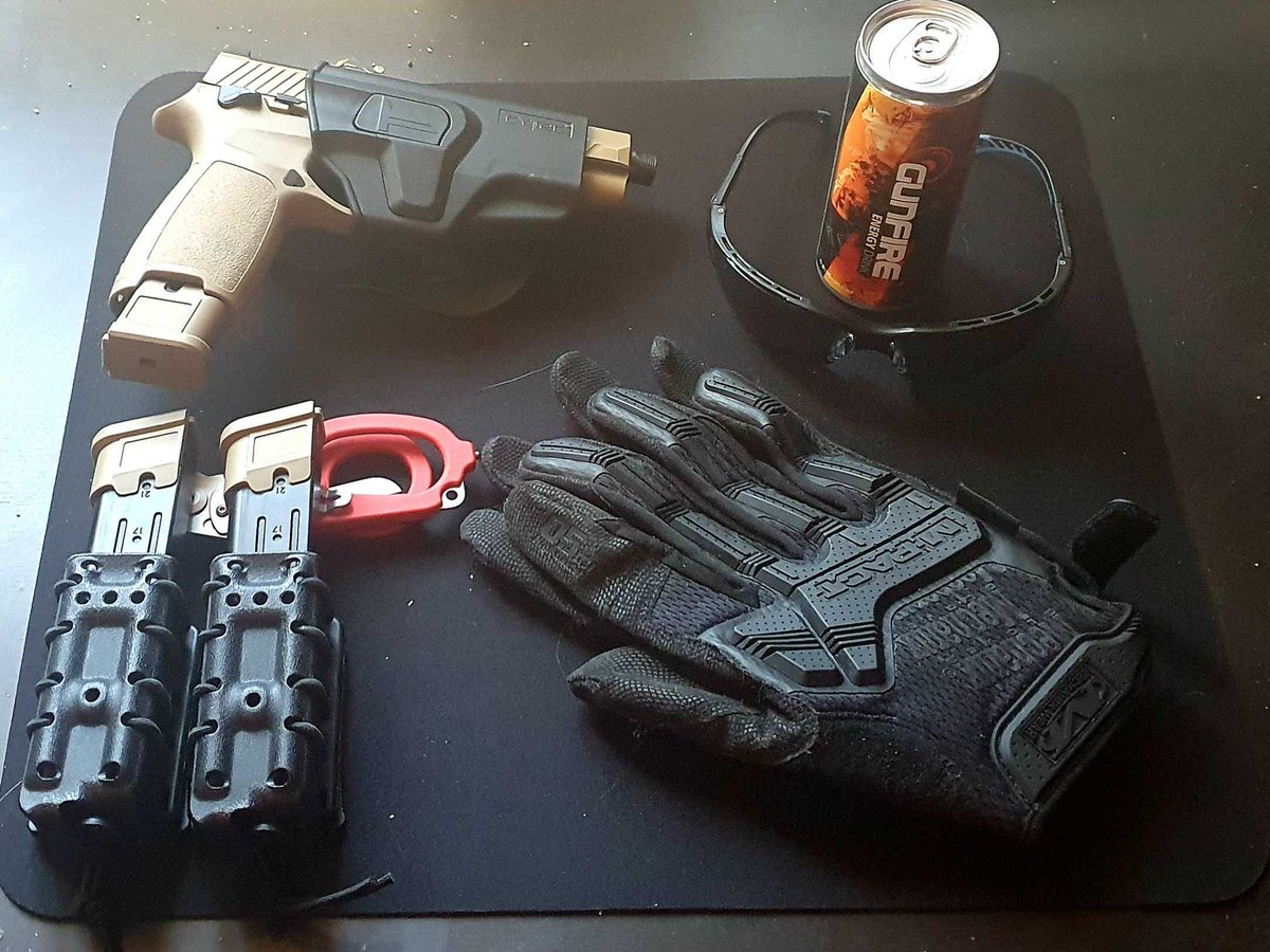 TaktycznyWafel's tweet photo. Ja już mam plany na piątkowy wieczór, a Wy?
Tylko po drodze na strzelnicę jeszcze zahaczyć o xero i wydrukować tarcze z ryjem Putina
#FridayRangeday #SigSauer #GunfirePL https://t.co/3iVKhBF0U0