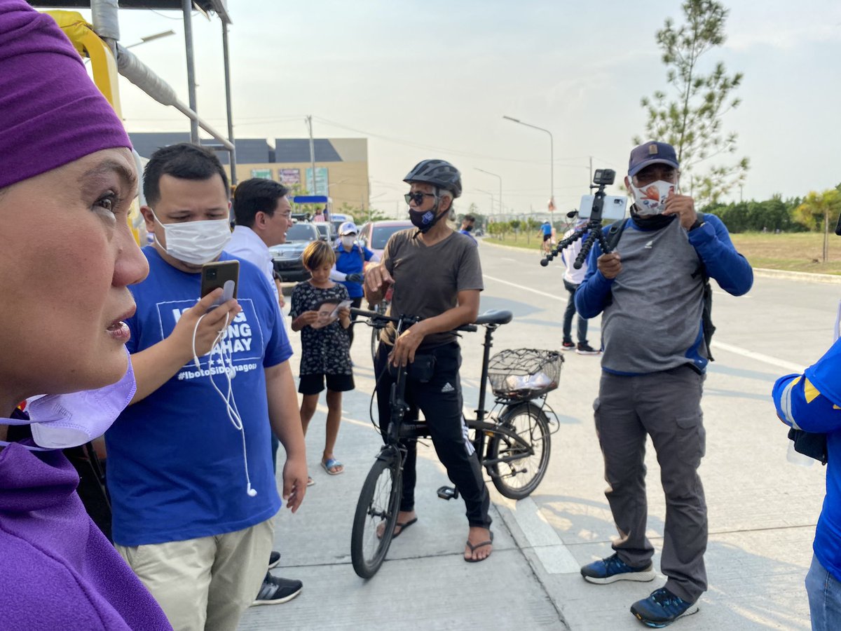 piaranada's tweet photo. Fernando Tagudin, 67, biked from Las Piñas to Bacoor to join Isko Moreno motorcade. He says he wants Isko to be president because he believes him to be an ‘action man’ who thinks ‘in advance.’

He asks his pro-Marcos neighbors, ‘What has Marcos done for Ilocos?’ 

@rapplerdotcom https://t.co/FNqMjdXcoM