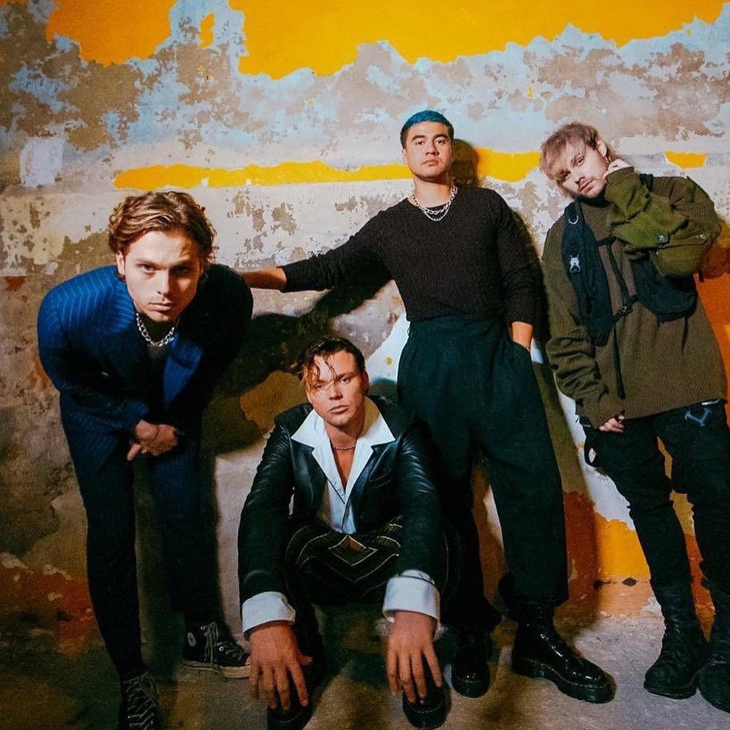 Surprise! 👀 Bonus tracks from 5SOS’ third album, #Youngblood, ‘When You Walk Away’, ‘Best Friend’ and ‘Midnight’ - are now available to stream on Spotify! 🥳