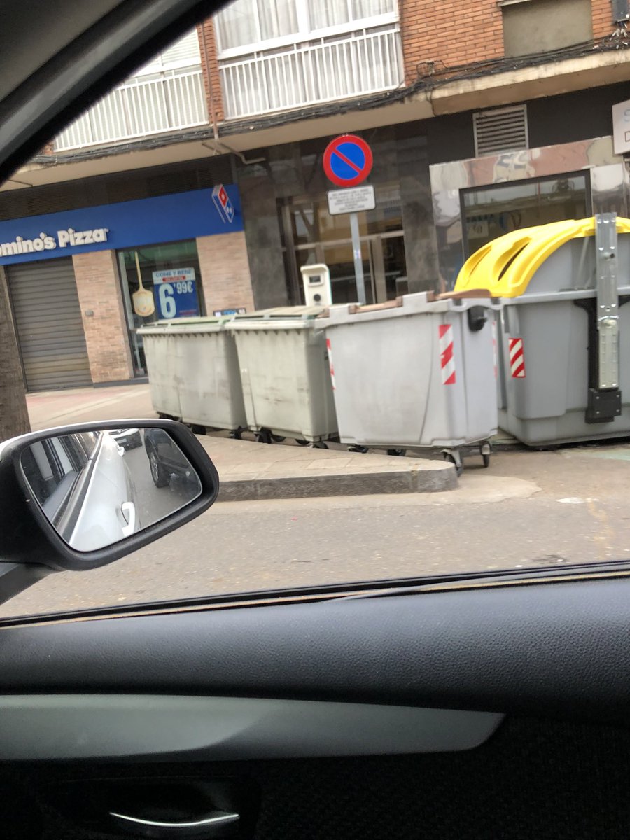 600voltios's tweet photo. RT @JaviRoyalforest: ¿Como vamos a cargar los coches eléctricos si la plaza de aparcamiento está llena de contenedores desde hace días? Calle cerrada, Valladolid.
@AyuntamientoVLL @urbaser_ @A3Noticias @iberdrola #movilidadelectrica #cocheselectricos https://t.co/aZvm0FqBke
