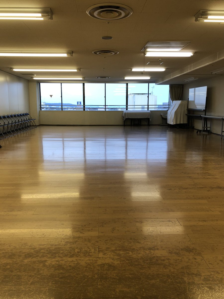 MoveNeck's tweet photo. 一人で優雅に使わせてもらってます！
全面使うんです！一人でも✨
この棒はワンハンド系の技をやるのに使います。
昔は、半面使わせてくれとかあったけど、今はそう言う人来ないから助かってるな https://t.co/Tyrdqy3uhD