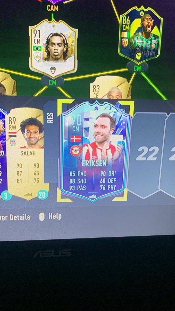 Finn36206921's tweet photo. Anyone know what this card is , just packed him ???  #fut22 #fifa22 https://t.co/VzLOtcUtqb