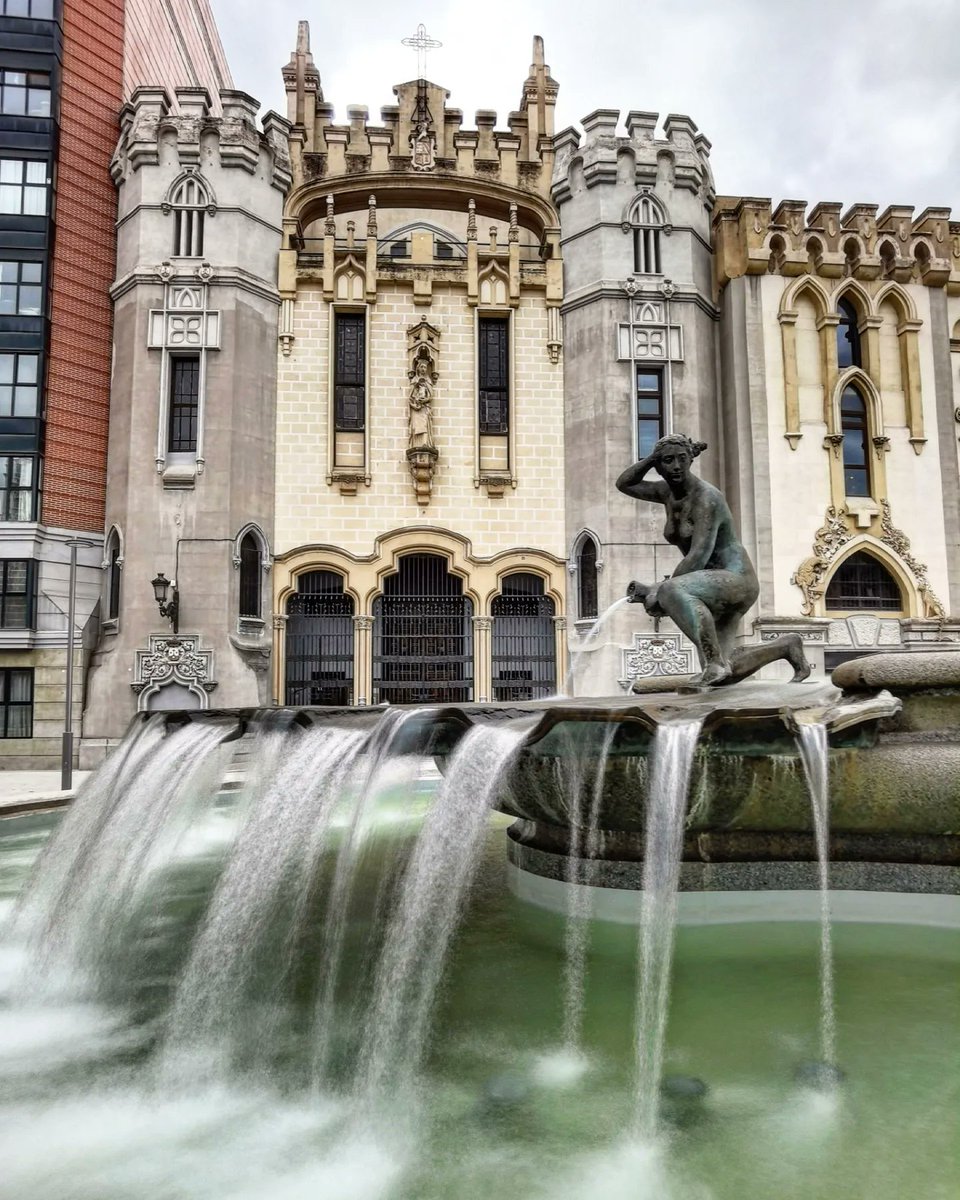 SecretosdeMadri's tweet photo. Así de bonita es la nueva postal de la ciudad. La Fuente de las Conchas se ha reubicado en el otro extremo de Plaza España y junto a la iglesia de Santa Teresa y San José queda 😍😍😍😍
¡Feliz viernes! 
#madrid https://t.co/mkmQJeqsBL
