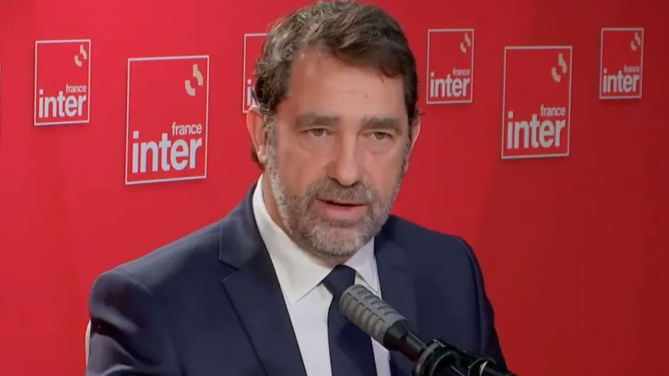 franceinfo's tweet photo. RSA : "Plutôt que d'avoir une allocation, il faut qu'on prenne en main notre propre destin", lance Christophe Castaner

https://t.co/2No8PFY9cq https://t.co/ifRNj0LQUm