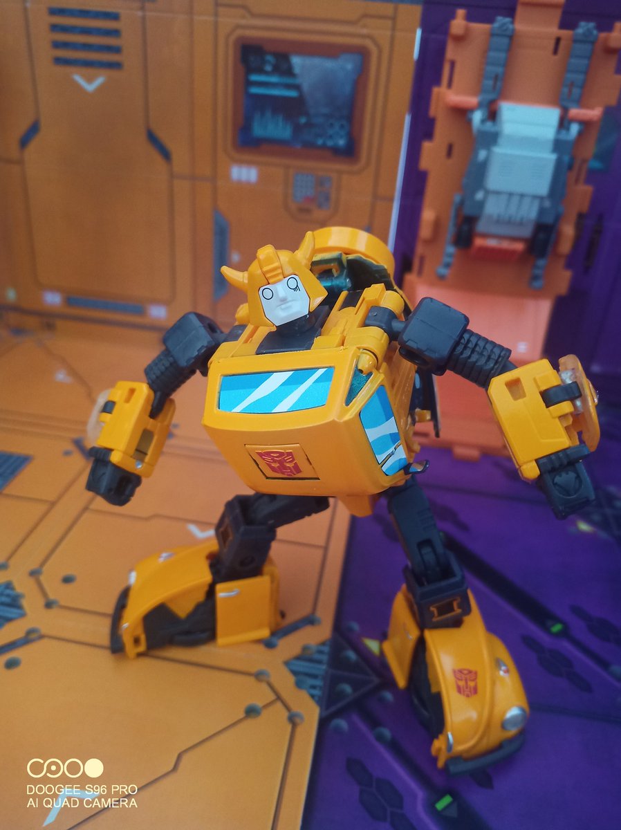 Kureigu8's tweet photo. MP-21 Bumble just found out he's a toy, was quite the shock for the little guy. #Transformers #Masterpiece #MP21 #Bumble #G1 #Bumblebee #toyphotography #Shocking https://t.co/tOP9vBC2mW