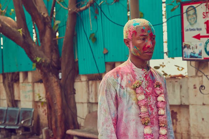 whysaharsh's tweet photo. throwback to the time when pharrell williams celebrated holi in india with ranveer singh https://t.co/t1GDMoL6s6
