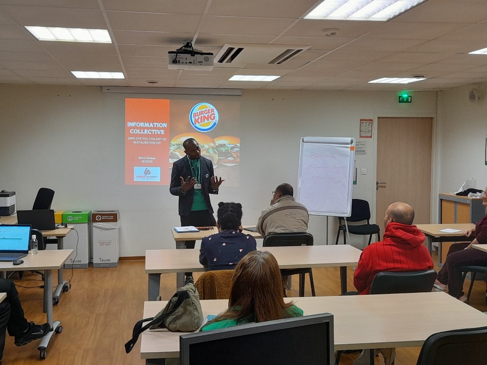 sedanfred's tweet photo. Très belle collaboration entre les équipes du @poleemploi_NA de #BrivelaGaillarde et celle de #burgerking pour le recrutement de plus de 70 personnes pour l'ouverture du nouveau restaurant.

#TousMobilisés #Emploi #recrutements https://t.co/7gOae7BPuf