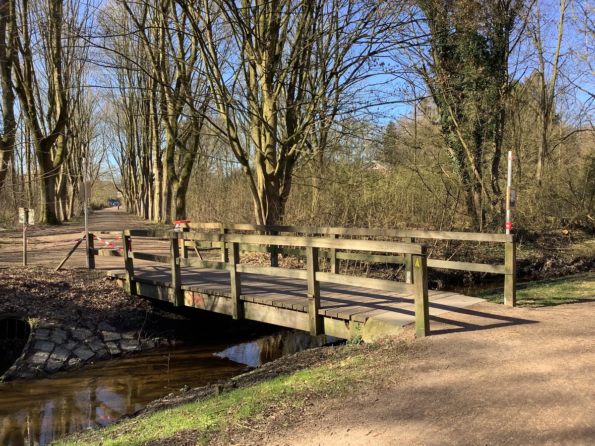 BA_Eims's tweet photo. 🚧Die #Fußgängerbrücke (Jg1972) am #Dachsberg wird neu gebaut. Ab 21.3. kann die #Kollau hier dann für ca. 8 Wochen nicht mehr überquert werden.
Bitte nutzen Sie solange die #Umleitung über #Pfenningwiese und #Frohmestraße, um den #Kollauwanderweg zu erreichen.⤴️
#LSBG 🗺️@HH_Geo https://t.co/VGqeeutZMg