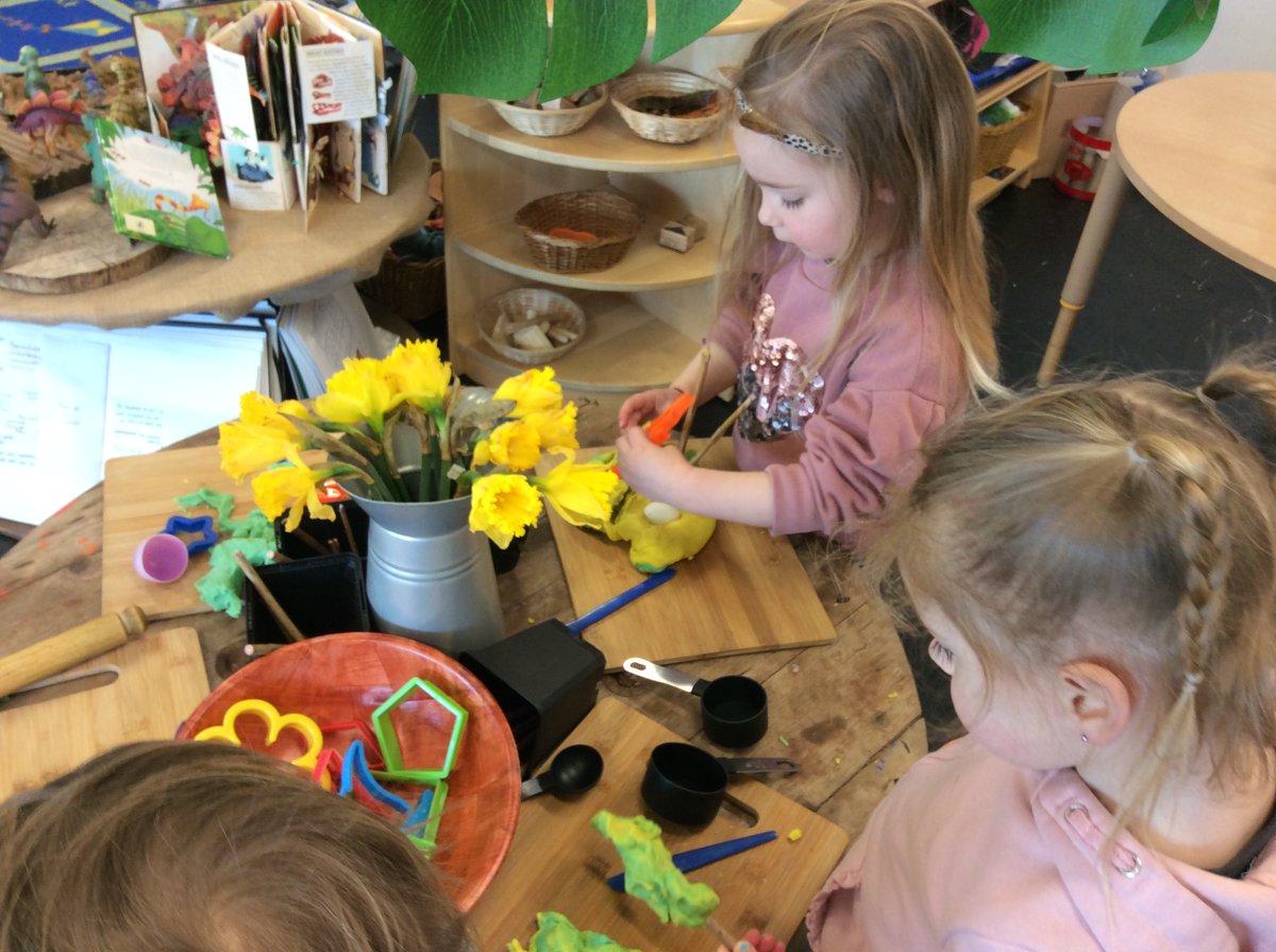 WBarnsNursery's tweet photo. Spring has sprung! After we have noticed the signs of Spring in our garden this had led to discussions on Spring.
#childledlearning #spring #inthemomentplanning #exploringourworld https://t.co/f5YXBeXLgw