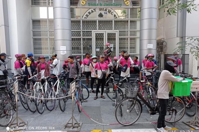 GlobalMayDayNet's tweet photo. Wildcat strike by @foodpanda and #grabfood riders in Myanmar: https://t.co/hPdUAsJ4sW
Once we receive any information, if support is wanted, a call will be shared.

#RidersUnited 
#1world1struggle
#WhatsHappeningInMyanmar https://t.co/udjzBw06Hg